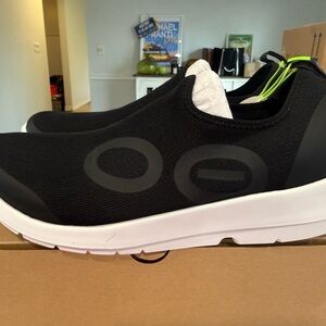 OOFOS  OOmg Sport Low Shoe Men's Black and White Slip-On